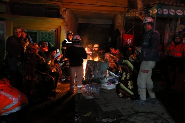 Depremde b&uuml;y&uuml;k yıkımın yaşandığı Nurdağı'nda arama kurtarma &ccedil;alışmaları s&uuml;r&uuml;yor