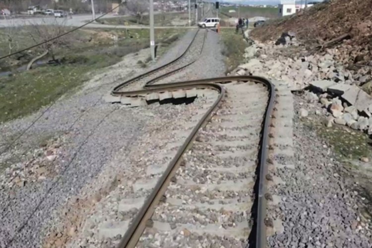 Gaziantep'teki depremde tren rayları b&uuml;k&uuml;ld&uuml;
