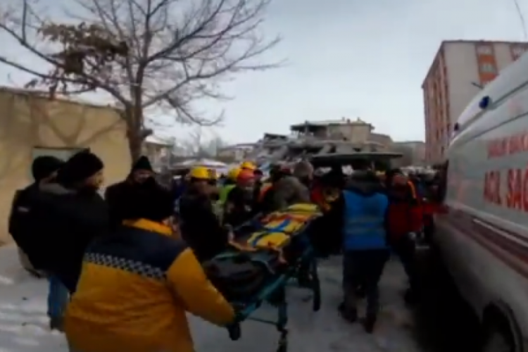 Bursa Mudanya arama kurtarma ekipleri enkaz altından Hacer Demirel'i kurtardı