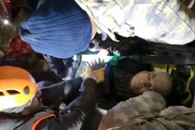Bursa Karacabey Belediyesi ekipleri 44 saat enkaz altında kalan yaşlı kadını kurtardı