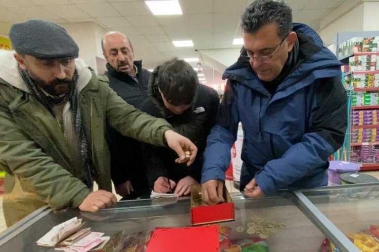 Liseli &ouml;ğrenciler har&ccedil;lığını depremzedelere bağışladı