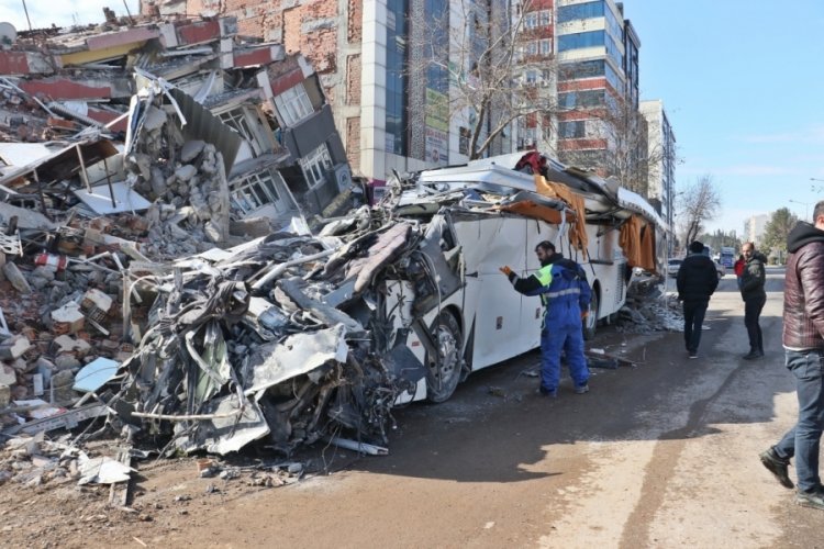 Otel enkazındaki 43 rehberden 14'&uuml;ne ulaşılmaya &ccedil;alışılıyor