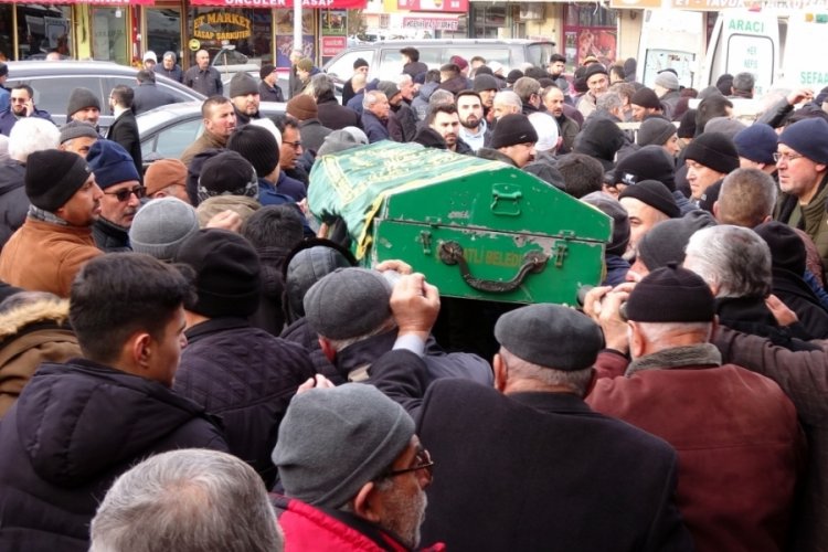 Kızının enkazdan kurtarılmasını bekleyen Yozgatlı baba kalp krizi ge&ccedil;irip hayatını kaybetti