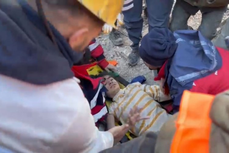 Adıyaman'da Senem ve Song&uuml;l G&ouml;ksu 62 saat sonra kurtarıldı
