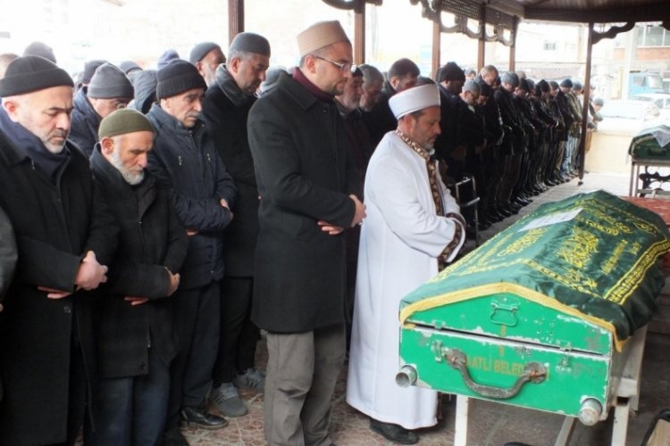 Hatay'da enkaz altından kızını beklerken kalbine yenik d&uuml;şt&uuml;