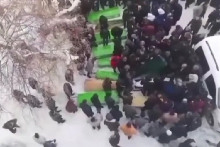 Kahramanmaraş'ta depremde hayatını kaybeden 10 kişilik Vanlı aile defnedildi