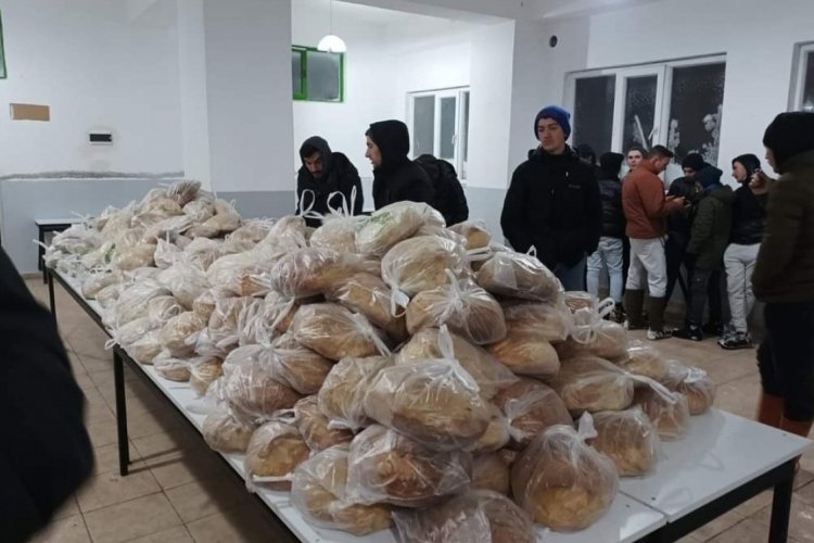 Bursa'da k&ouml;y ekmeklerini depremzedelere i&ccedil;in yaptılar
