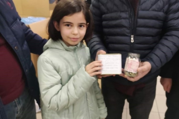 Bursa'da Nisanur depremzedelere kumbarasını bağışladı
