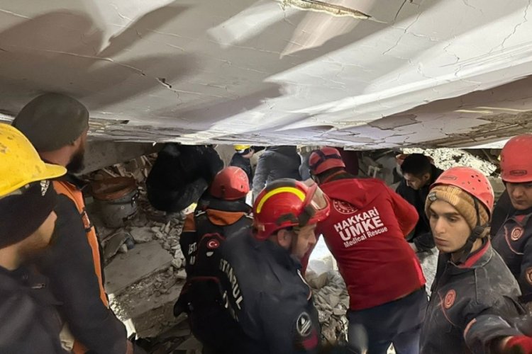 Hatay'da depremden 66 saat sonra enkaz altından 7 aylık bir bebeği sağ &ccedil;ıkarıldı