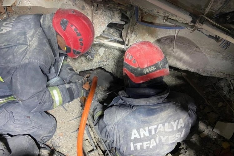 Enkaz altında duvara 'umudunu kaybetme' yazdı, 64 saat sonra kurtarıldı