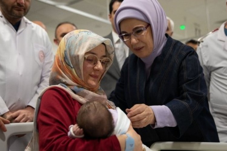 Emine Erdoğan'dan depremzede bebeklere ziyaret