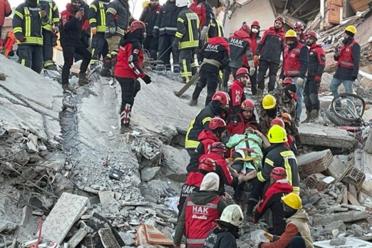 Gaziantep'te 76 saat sonra 3 kişi enkazdan kurtarıldı