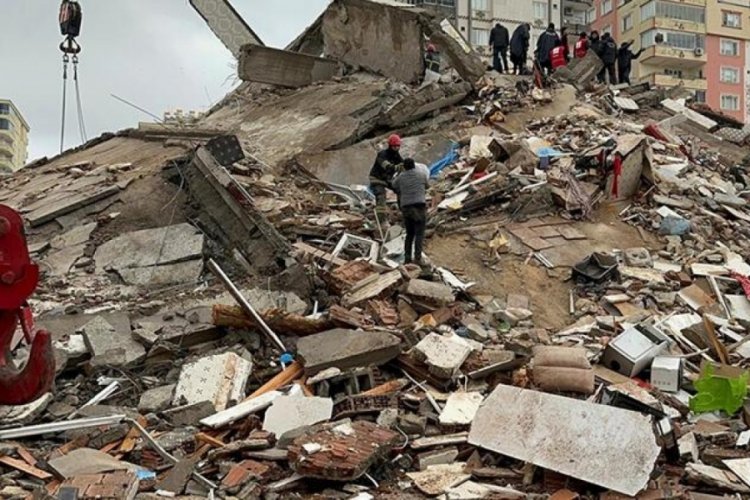 70 saat sonra 22 yaşındaki Leyla enkazdan sağ &ccedil;ıkarıldı