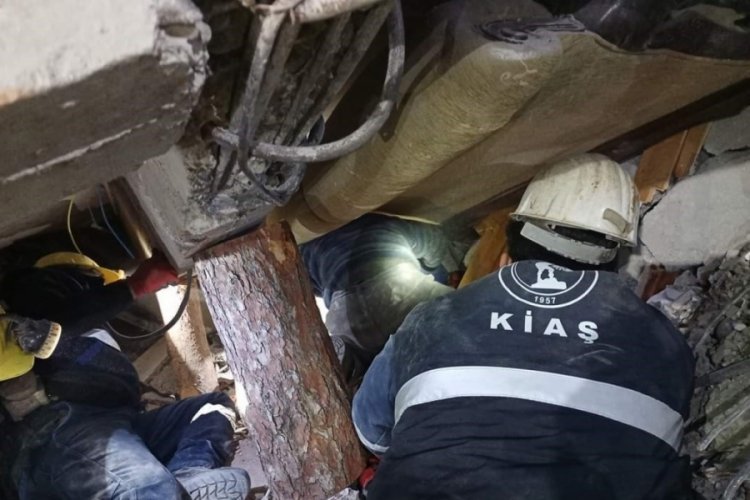 Bir g&uuml;zel haber daha: Enkaz altından bir kişi daha sağ kurtarıldı
