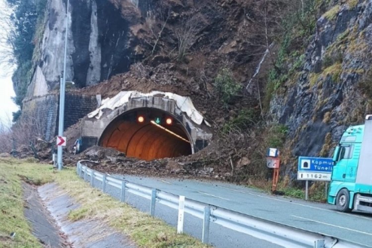 Artvin'de t&uuml;nel girişinde heyelan