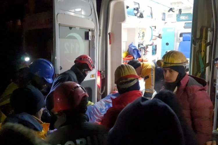 Afşin'de 72 saat sonra 3 kişiyi enkaz altından sağ &ccedil;ıkardılar