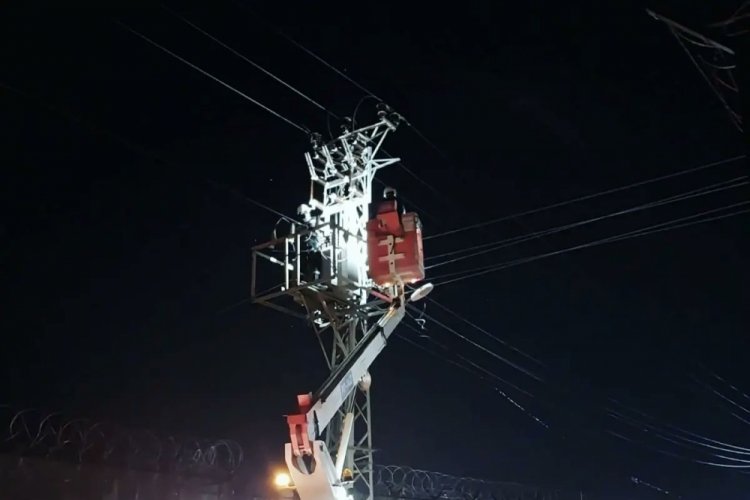 Deprem b&ouml;lgesinin elektrik sorununa UEDAŞ'tan &ccedil;&ouml;z&uuml;m
