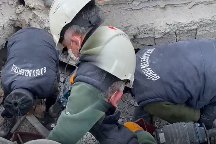 G&uuml;rsulu ekipler enkazda bir 'nefes' arıyor