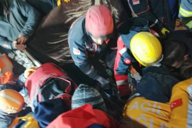 Adana'da 60 yaşındaki kadın 72. saatte enkazdan sağ &ccedil;ıkarıldı