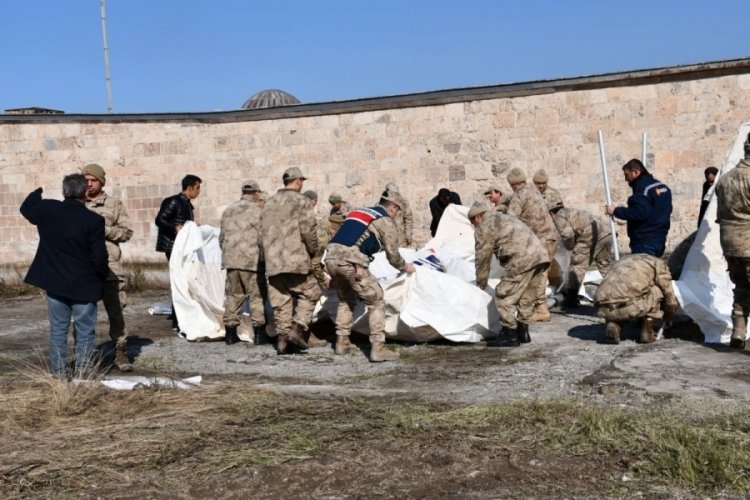 Payas'ta depremde hayatını kaybeden 22 kişi toprağa verildi
