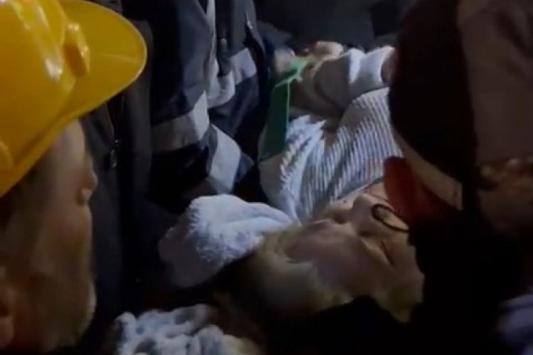 Hatay'da anne ve oğlu depremin 70'inci saatinde kurtarıldı