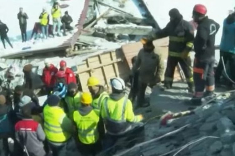 Mustafakemalpaşa ekipleri enkazdaki bir &ccedil;ocuğa ulaştı