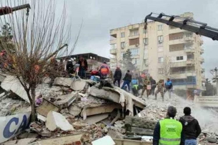 Bebeği kurtarmak i&ccedil;in kolunu kestirmişti hayatını kaybetti