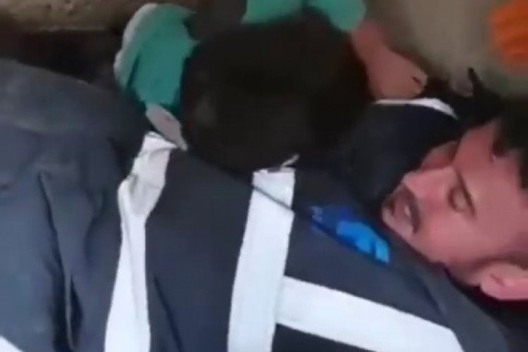 Madenciler enkaz altındaki &ccedil;ocuğu kurtardı