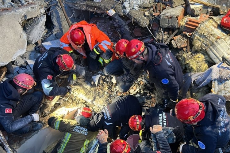 Bursa deprem b&ouml;lgesinde t&uuml;m g&uuml;c&uuml;yle m&uuml;cadele veriyor