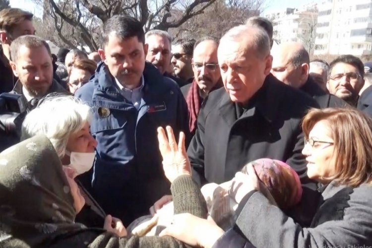 Depremzede kadın Cumhurbaşkanı Erdoğan'a sarılarak ağladı
