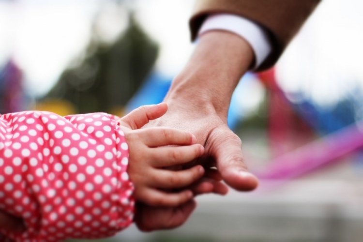 Koruyucu aile nasıl olunur? Depremzede &ccedil;ocuklara koruyucu aile olma şartları nedir?