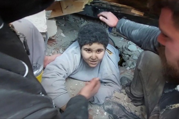 Van AFAD, iki kardeşi 84 saat sonra enkazdan sağ &ccedil;ıkardı