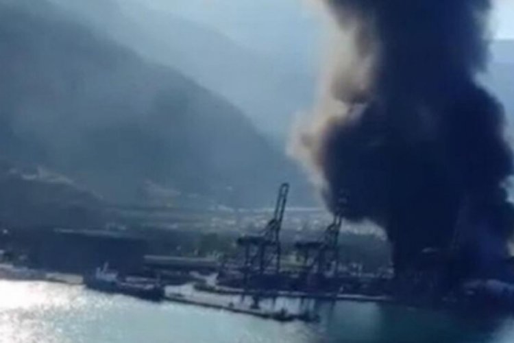 Rus u&ccedil;ağından İskenderun Limanı'ndaki yangına m&uuml;dahale