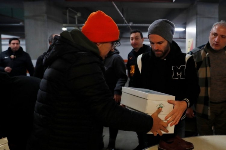 Juan Mata yardım &ccedil;alışmalarına destek oluyor