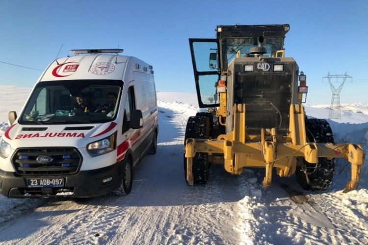 Elazığ'da ekipler yaşlı hasta i&ccedil;in seferber oldu