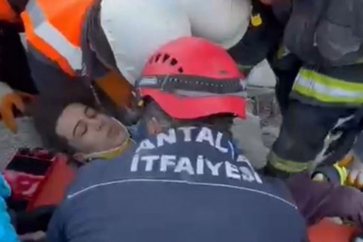 Hatay'da 84'&uuml;nc&uuml; saatte enkazdan alkışlarla &ccedil;ıkarıldı