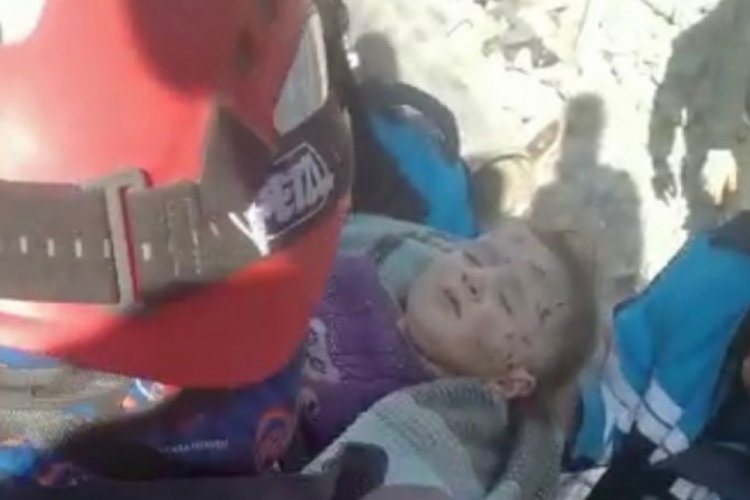 Kahmaranmaraş'ta enkazdan &ccedil;ıkarılan Ela, dışarı &ccedil;ıkınca uykuda esnedi