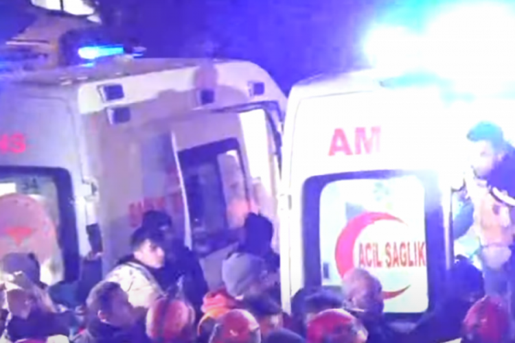 Kahramanmaraş'ta Hatice ve Mihriban enkaz altından &ccedil;ıkarıldı
