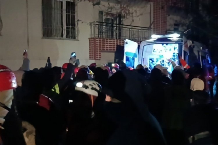 Adıyaman'da Canan Ge&ccedil;eci enkazdan 90 saat sonra kurtarıldı