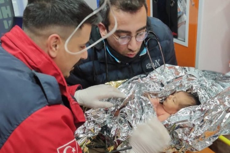 Hatay'da 10 g&uuml;nl&uuml;k Yağız Ulaş bebek enkazdan &ccedil;ıkarıldı