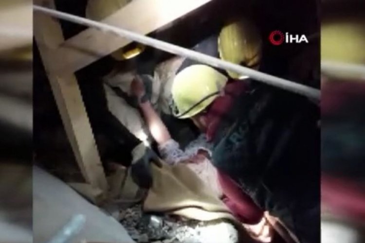 Kahramanmaraş'ta yaşlı kadın enkazdan sağ &ccedil;ıkarıldı