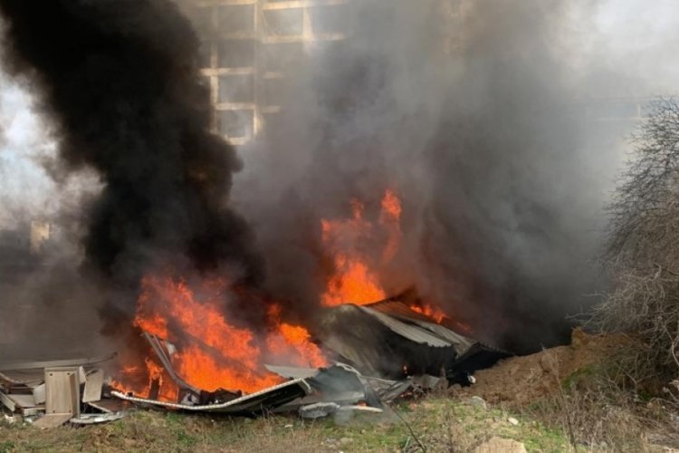 Tekirdağ'da iş&ccedil;ilerin kaldığı konteyner ev alev alev yandı