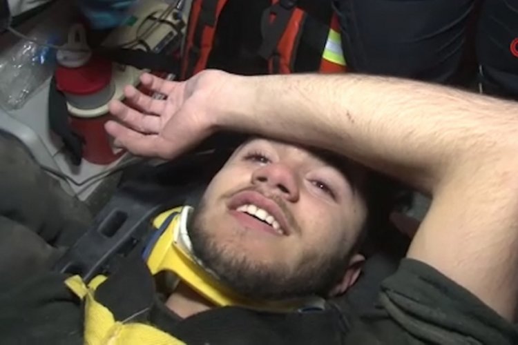 5 g&uuml;n boyunca idrarını i&ccedil;ti, enkaz altında 5 vakit namaz kıldı!