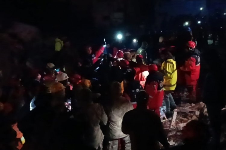 Adıyaman'da 55 yaşındaki kadın enkazdan kurtarıldı