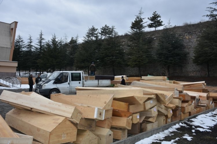 Deprem b&ouml;lgesine, Kastamonu'dan 2 bin tabut g&ouml;nderildi