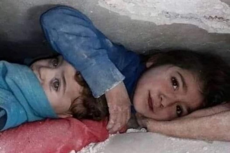 Enkaz altındaki kardeşini korudu: Bizi &ccedil;ıkarın istediğiniz her şeyi yaparım