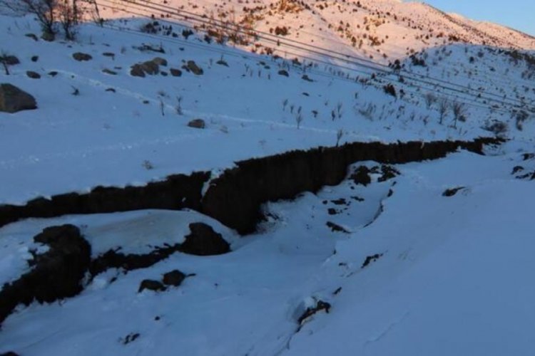 Kahramanmaraş'ta dağ yarıldı!