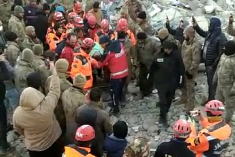 Gaziantep'te D&ouml;ne S&uuml;r&uuml;c&uuml; depremden 99 saat sonra enkazdan sağ olarak &ccedil;ıkartıldı