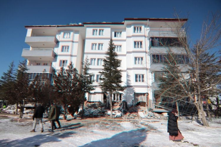 Enkazda hatıralarını arıyorlar