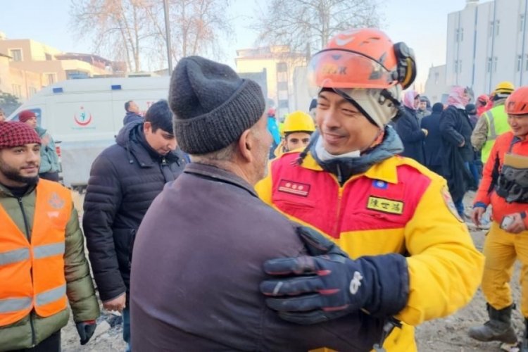 Enkaz altındaki kızından &uuml;midini kesmişti, 100'nc&uuml; saatte kurtarıldı!